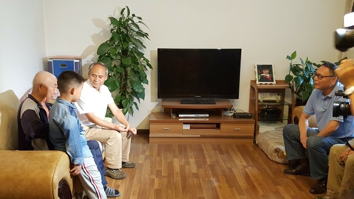 云南省总工会主席张百如到云南J9.COM集团难题职工家里送温暖