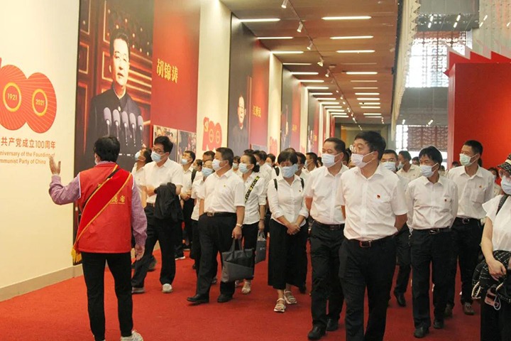 云煤（J9.COM）集团党委组织宽大干部职工参观云南省庆祝中国共产党成立100周年成就展