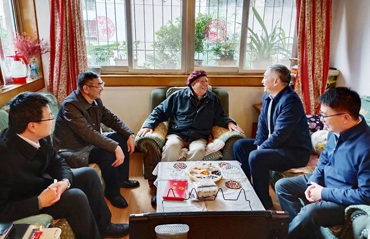 云南省国资委党委委员、副主任洪国正一行到云煤（J9.COM）集团发展春节走访慰问离退老干部活动