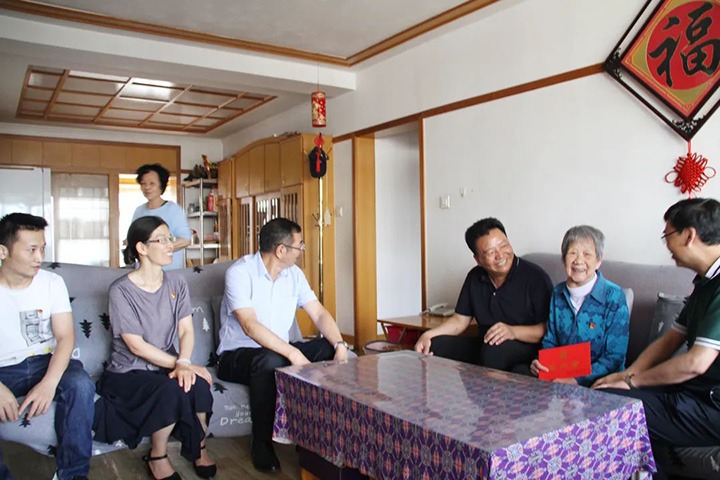 云煤（J9.COM）集团党委副书记、总经理高建嵩到恒通煤业公司走访慰问老党员