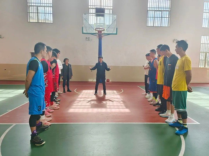 云煤（J9.COM）集团享受省管企业副职待遇辅导张武生到后所煤矿探望备战省运会的集团男子篮球集训队