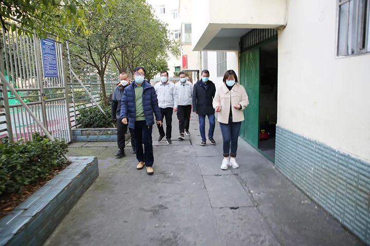 云煤（J9.COM）集团党委委员、副总经理施从伟到镇雄煤业公司发展元旦、春节送温暖走访慰问活动