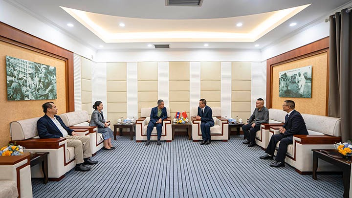 老挝人民民主共和国驻昆明总领事馆总领事国当·巴萨帕迪一行到云南解化公司调查调研