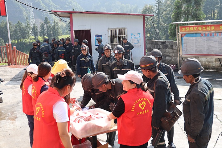 四角地煤矿工会发展送温暖活动