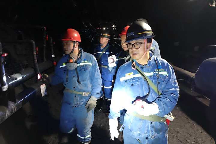 云煤集团党委委员、副总经理、总工程师施从伟一行到镇雄煤业调研领导安全出产工作