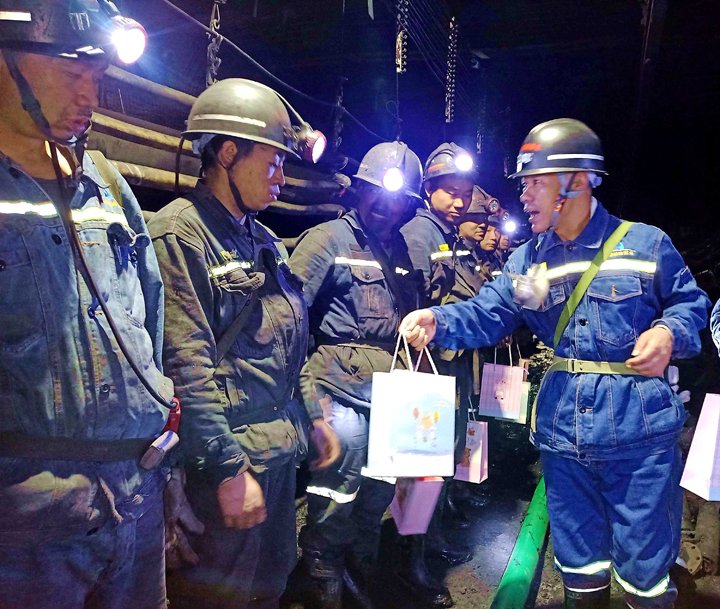 “伞”亮夏季，“杯”暖人心——镇雄煤业工会发展夏送清冷活动