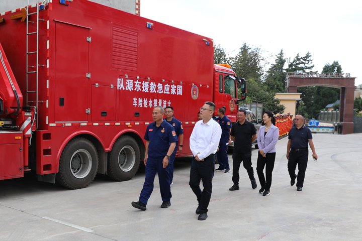 中共曲靖市委常委、市人民当局副市长侯海峰光临国度矿山应急接济东源队查抄调研