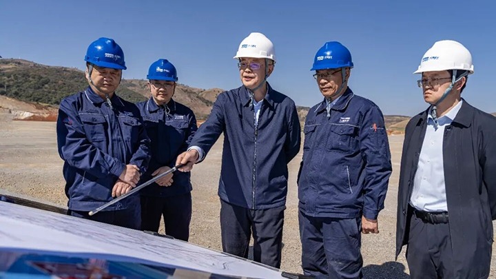 胡均现场督导解化绿源化工搬迁转型升级项目强调：以专业化尺度、科学化治理推动项目高质量建设